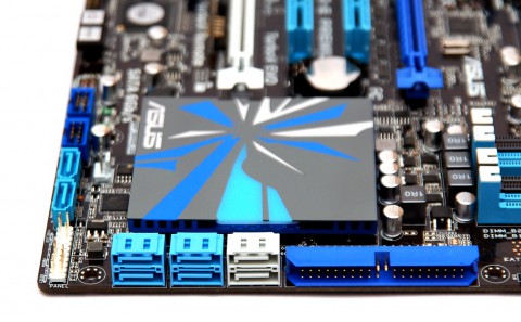 Die 6-GBit-Ports f&uuml;r SATA sind ebenfalls blau.